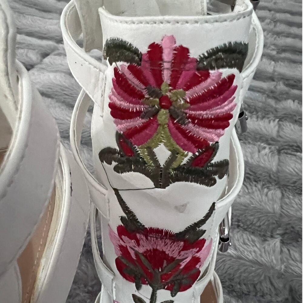 Shoedazzle White Multicolored Floral Embroidered Liza Booties Size 5.5 - Picture 3 of 11